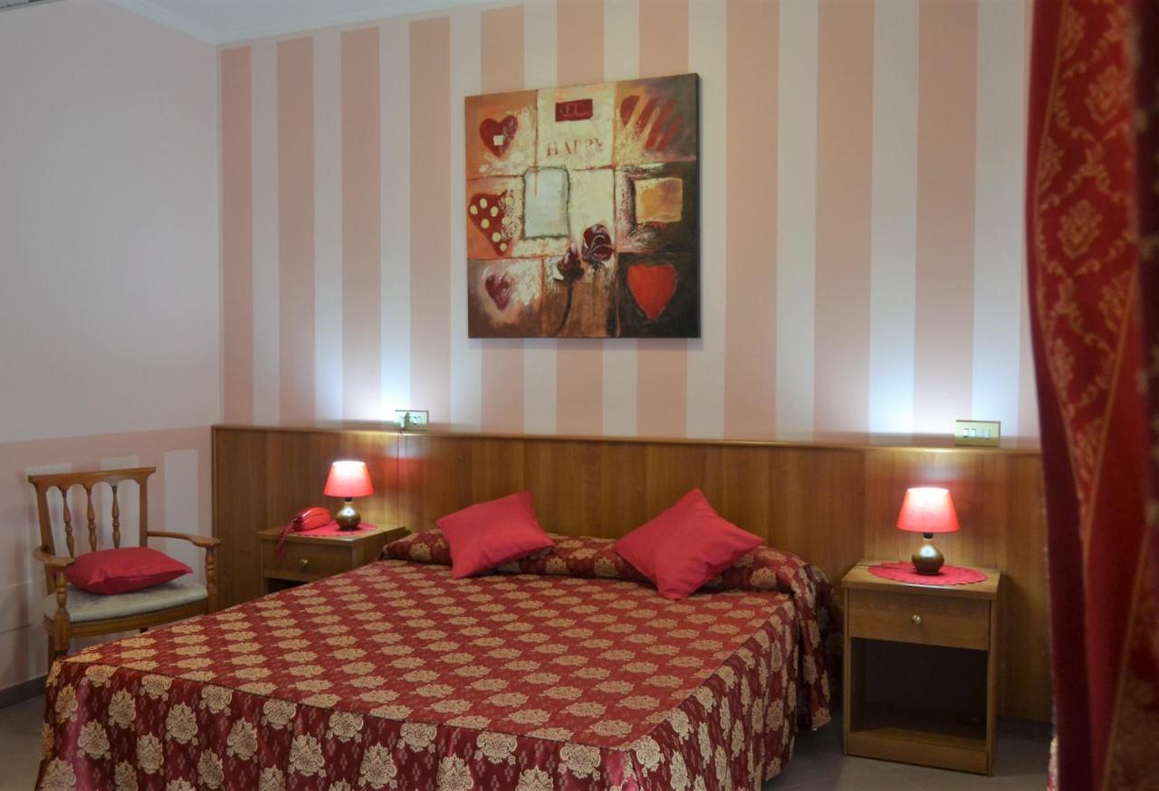 Hotel Facioni Помеция Екстериор снимка